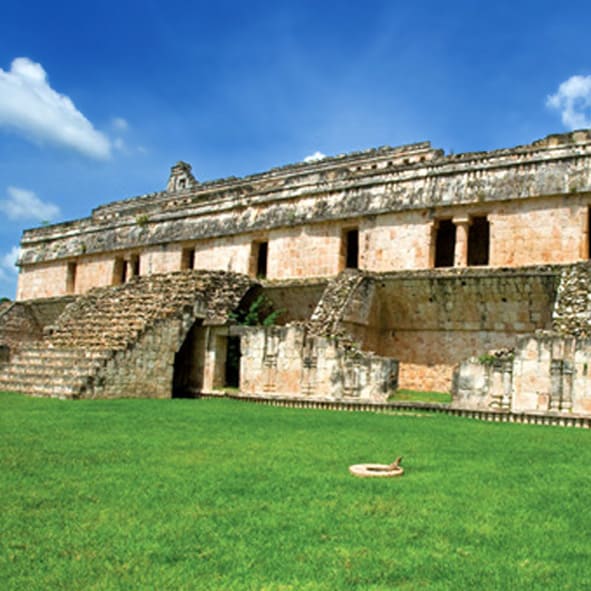 Visitar la zona arqueológica de Kabah